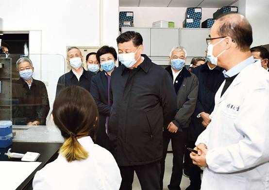 2020年3月2日，中共中央总书记、国家主席、中央军委主席习近平在北京考察新冠肺炎防控科研攻关工作。这是习近平在清华大学医公司全球健康与传染病研究中心同科研人员交谈。 